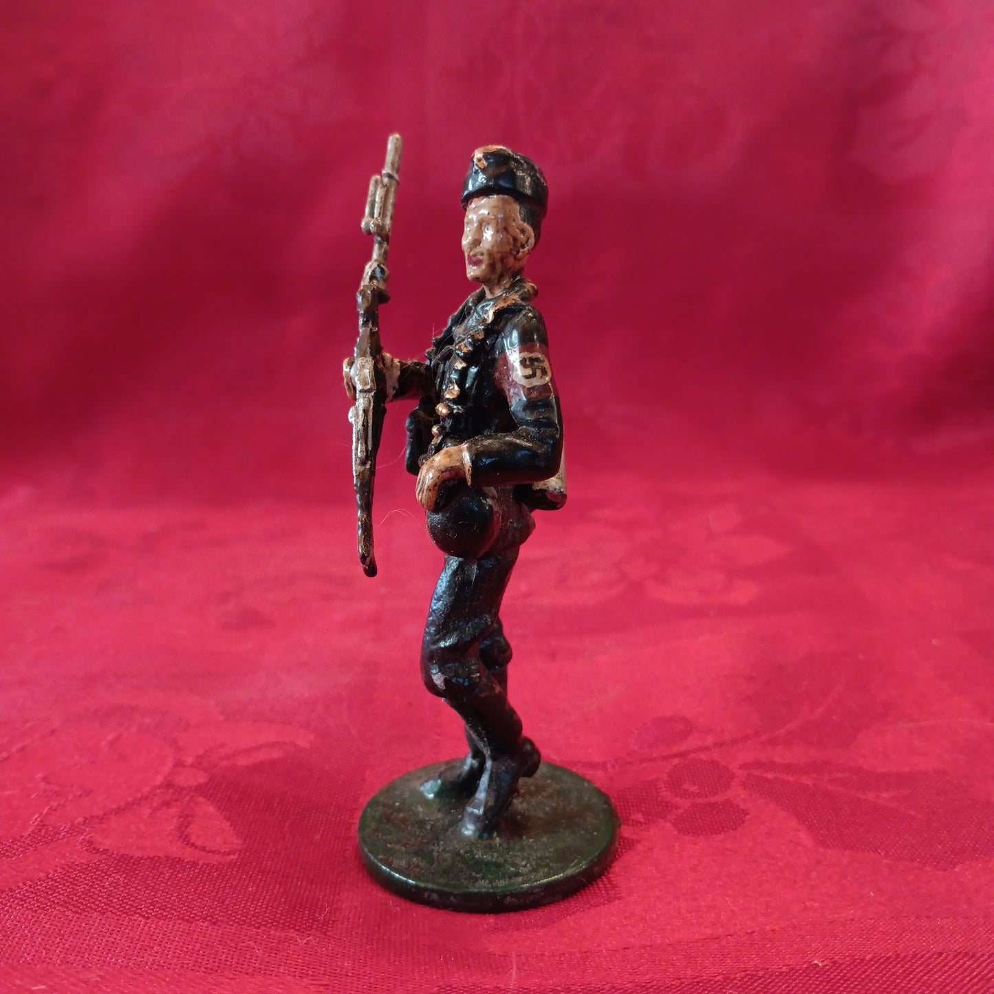 Lead WWII Natzi German Soldier w/ Rifle